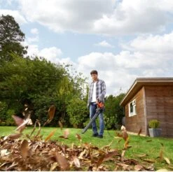 Black & Decker BLACK+DECKER BEBLV300SB-QS Bladblazer - 404 Km/u - 3000W - Zuig-/blaasfunctie - Gesnoerd 20 Black & Decker BLACK+DECKER BEBLV300SB-QS Bladblazer - 404 Km/u - 3000W - Zuig-/blaasfunctie - Gesnoerd -Tuingereedschaps Winkel 1200x1195 1