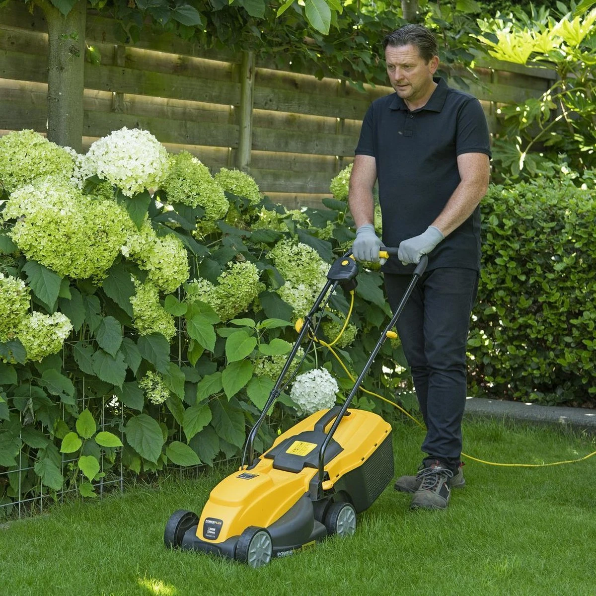 Powerplus POWXG6212T Elektrische Grasmaaier - Grasmachine Voor Kleine En Middelgrote Tuin - 1300W - Maaibreedte 320mm - Verstelbare Maaihoogte - 30L Opvangbak - Incl. Grastrimmer 250W 7 Powerplus POWXG6212T Elektrische Grasmaaier - Grasmachine Voor Kleine En Middelgrote Tuin - 1300W - Maaibreedte 320mm - Verstelbare Maaihoogte - 30L Opvangbak - Incl. Grastrimmer 250W - Afbeelding 5