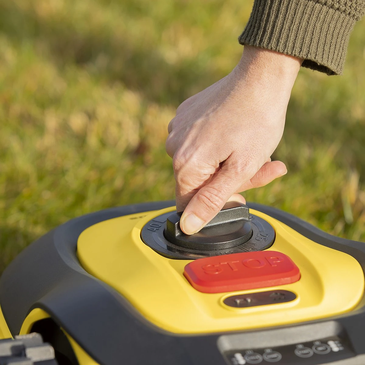 Powerplus POWXG6305 Robotmaaier - 18V - Voor Gazons Tot Ca. 500m² - Maaibreedte 180mm - Incl. Laadstation En Accessoires 7 Powerplus POWXG6305 Robotmaaier - 18V - Voor Gazons Tot Ca. 500m² - Maaibreedte 180mm - Incl. Laadstation En Accessoires - Afbeelding 5