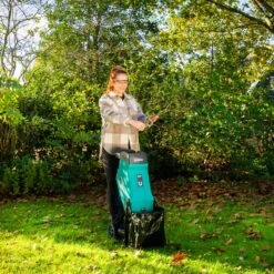 VONROC Hakselaar/Shredder 2500W – Voor Takken Tot Ø45mm – Incl. 45L Opvangzak & Duwstok 11 VONROC Hakselaar/Shredder 2500W – Voor Takken Tot Ø45mm – Incl. 45L Opvangzak & Duwstok -Tuingereedschaps Winkel 1200x1200 48