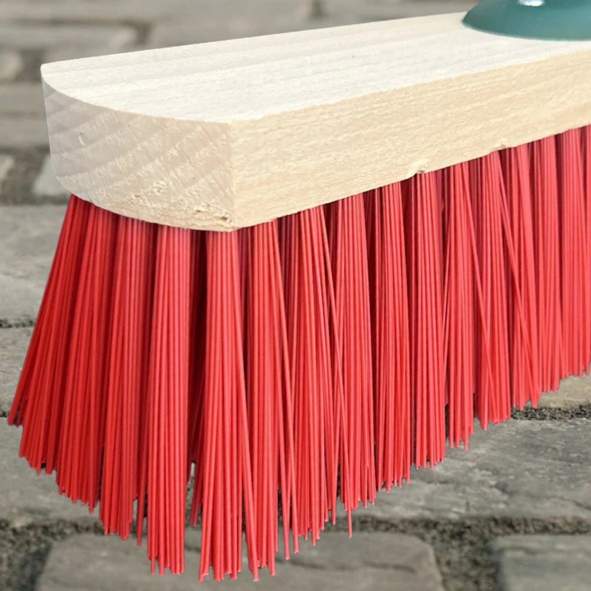 MAUS Classic Bezem Buiten 60cm - Harde PVC Straatbezem Van Hout Met Steel - Made In EU -zeer Robuust 5 MAUS Classic Bezem Buiten 60cm - Harde PVC Straatbezem Van Hout Met Steel - Made In EU -zeer Robuust - Afbeelding 3