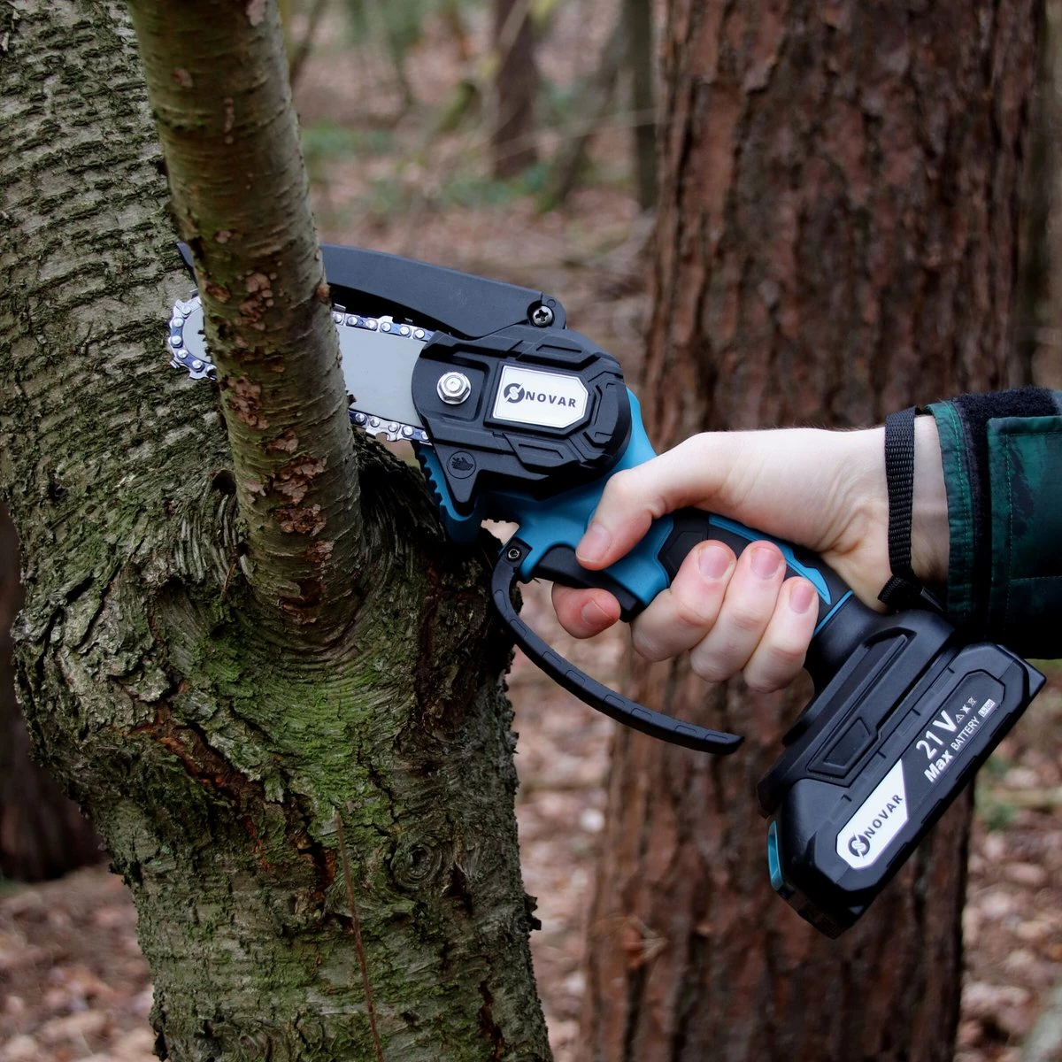 NovarGarden® Mini Kettingzaag NG1 - Met 2x Accu - Takkenzaag - Snoeizaag - Electrisch - Handzaag - Boomzaag - 21V 7 NovarGarden® Mini Kettingzaag NG1 - Met 2x Accu - Takkenzaag - Snoeizaag - Electrisch - Handzaag - Boomzaag - 21V - Afbeelding 5