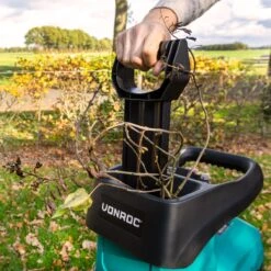 VONROC Stille Hakselaar/Shredder 2800W – Voor Takken Tot Ø45mm – Incl. 60L Opvangbak & Duwstok 14 VONROC Stille Hakselaar/Shredder 2800W – Voor Takken Tot Ø45mm – Incl. 60L Opvangbak & Duwstok -Tuingereedschaps Winkel 1200x1200 9