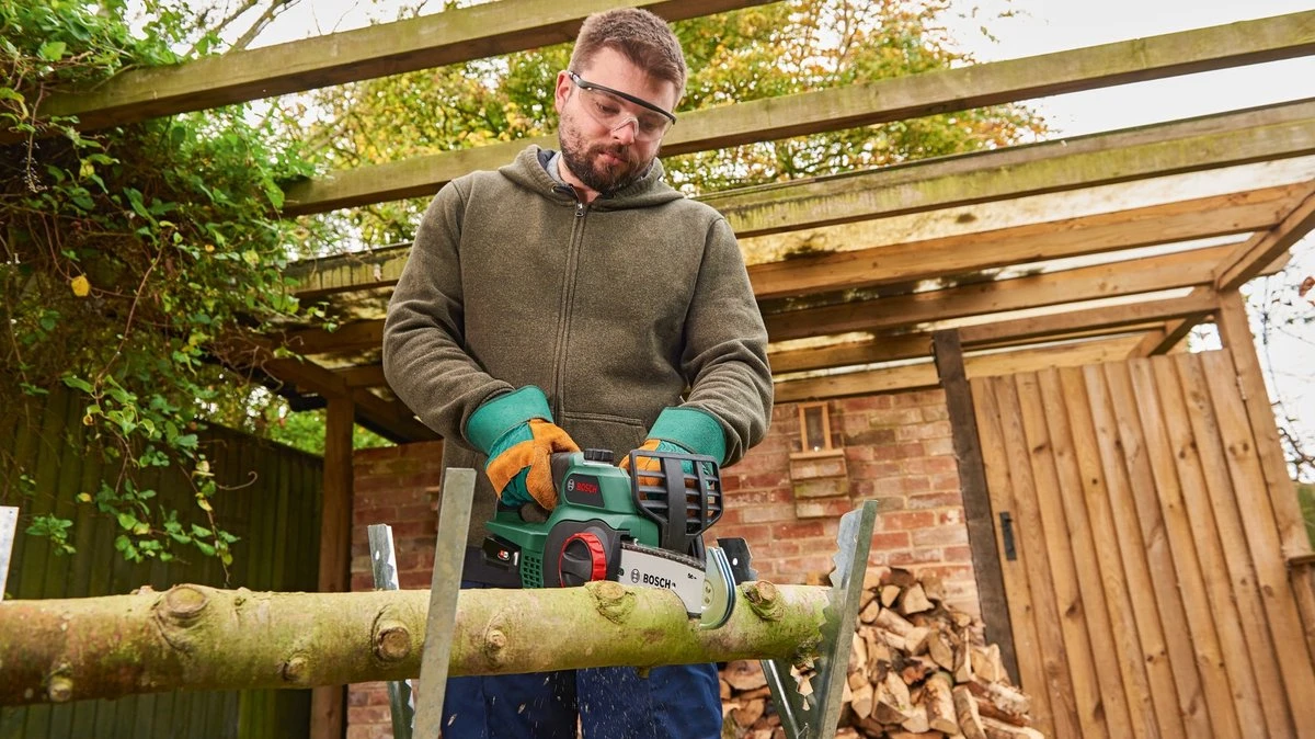 Bosch UniversalChain 18 Kettingzaag - Met 18 V Accu En Lader 8 Bosch UniversalChain 18 Kettingzaag - Met 18 V Accu En Lader - Afbeelding 6