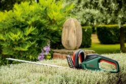 Bosch UniversalHedgeCut 60 Heggenschaar - Op Snoer - Lengte 60 Cm 15 Bosch UniversalHedgeCut 60 Heggenschaar - Op Snoer - Lengte 60 Cm -Tuingereedschaps Winkel 1200x800 120