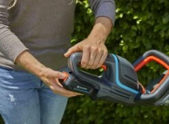 GARDENA - ComfortCut 50/18V-P4A Ready-To-Use Set - Heggenschaar -Tuingereedschaps Winkel 1200x885