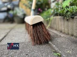 Synx Tools Gemeente Bezem 45 Cm - Straatbezem / Stadsbezem - Steel 150 Cm - Harde Natuurvezels - Bezemsteel - Bezems - Schrobborstels - Veger - Buitenbezem -Tuinbezem 8 Synx Tools Gemeente Bezem 45 Cm - Straatbezem / Stadsbezem - Steel 150 Cm - Harde Natuurvezels - Bezemsteel - Bezems - Schrobborstels - Veger - Buitenbezem -Tuinbezem -Tuingereedschaps Winkel 1200x899 21