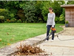 Black & Decker BLACK+DECKER BEBLV300SB-QS Bladblazer - 404 Km/u - 3000W - Zuig-/blaasfunctie - Gesnoerd 18 Black & Decker BLACK+DECKER BEBLV300SB-QS Bladblazer - 404 Km/u - 3000W - Zuig-/blaasfunctie - Gesnoerd -Tuingereedschaps Winkel 1200x911 1