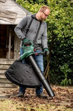 Bosch UniversalGardenTidy 3000 Bladblazer - Op Snoer - 3000 W -Tuingereedschaps Winkel 800x1200 2